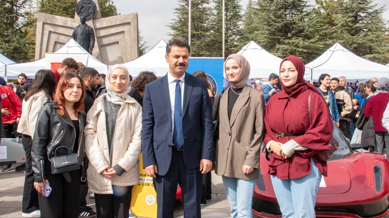 Selçuk Üniversitesinde Tanışma Şenliği renkli görüntülerle sona erdi